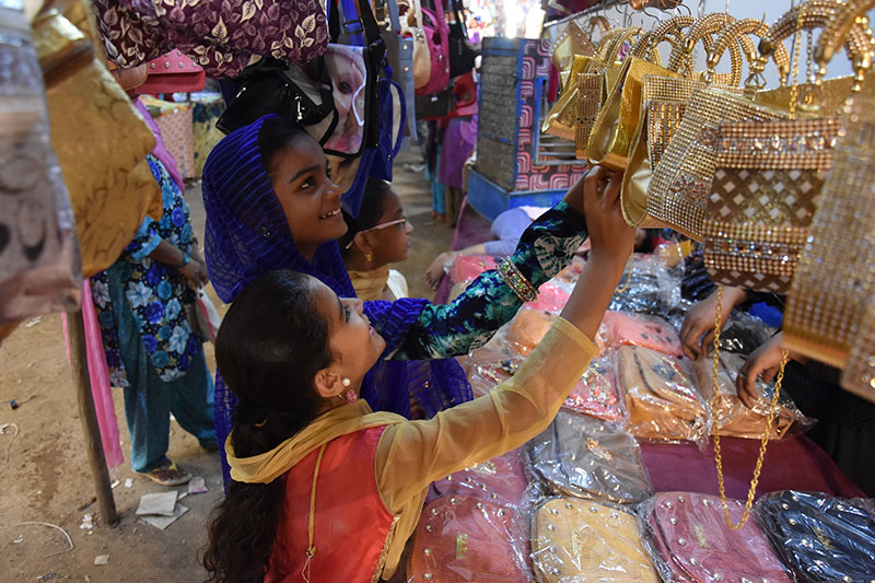 ईद की पूर्व संध्या पर उमड़े खरीदार धुलिया के बाजार हुए गुलज़ार