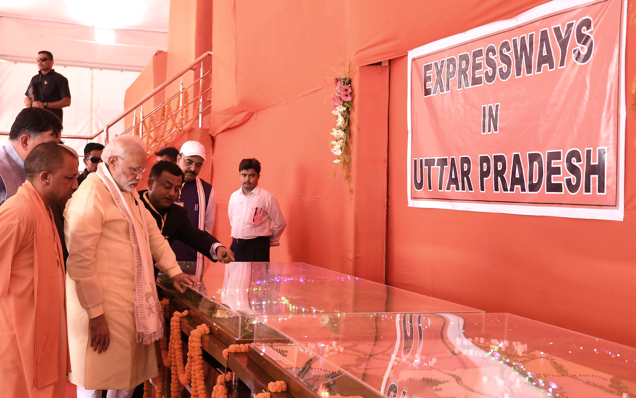 प्रधानमंत्री ने आजमगढ़ में पूर्वांचल एक्सप्रेसवे का शिलान्यास किया