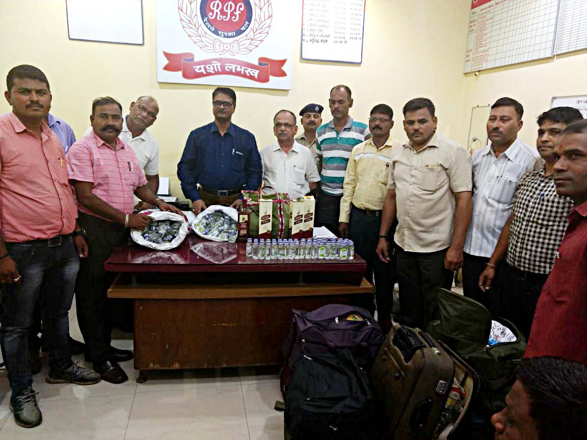 भुसावल : कर्नाटका एक्सप्रेस में जब्त की गई शराब बोतलों से भरी बोरियां