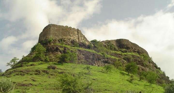 धुलिया:ललिंग क़िले पर बरामद हुआ अज्ञात व्यक्ति का सड़ा शव
