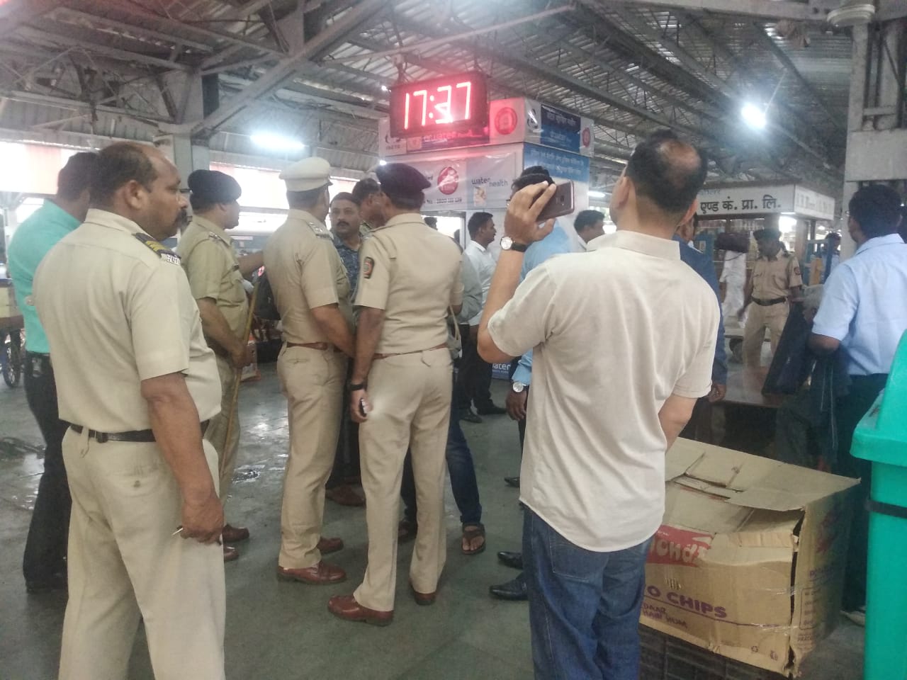 पुणे : महिला की हत्या कर भाग रहे हमलावरों ने की रेलवे स्टेशन पर फायरिंग, पुलिस निरीक्षक घायल