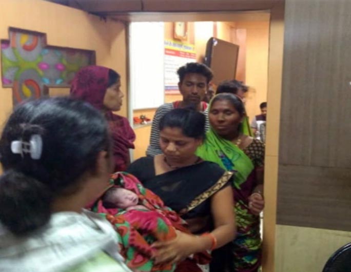 ऑक्सीजन के बगैर नवजात को दूसरे अस्पताल भेजा, रास्ते में हुई मौत