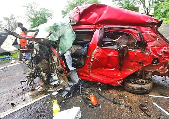 इंदौर हाईवे पर बेकाबू कार पलटने से एक ही परिवार के 5 सहित 6 की मौत