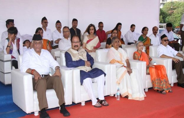 विजयदशमी पर सरसंघचालक मोहन भागवत ने की शस्त्र पूजा (देखें LIVE VIDEO )