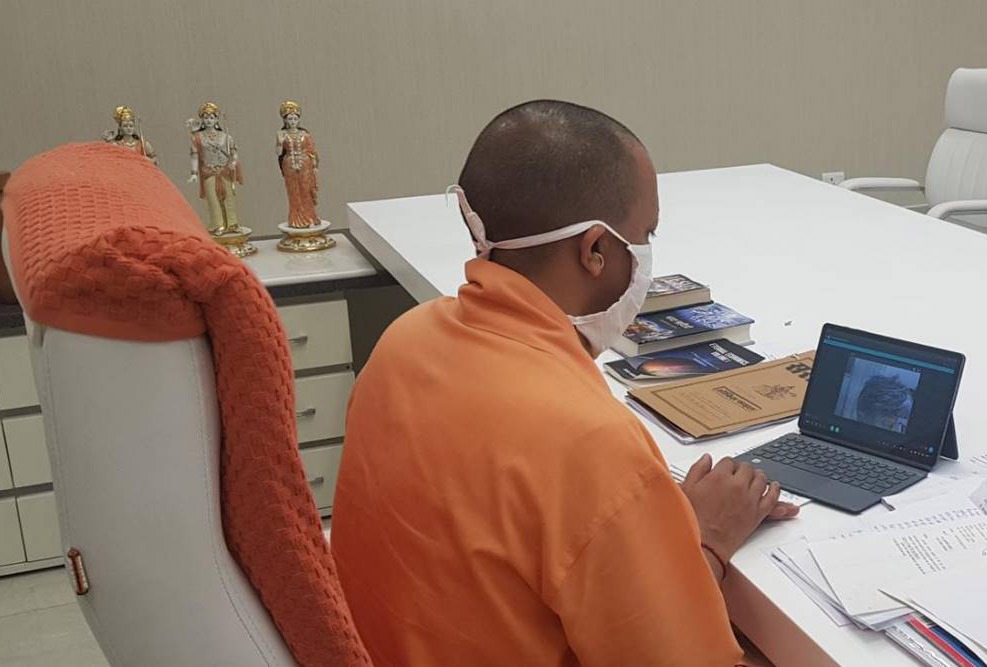 हाथरस गैंग रेप पीड़ित के परिजनों से मुख्यमंत्री ने की चर्चा, 25 लाख की मदद व नौकरी की घोषणा