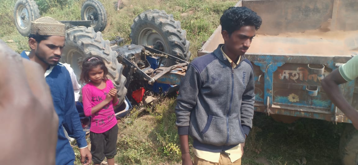 दमोह : प्रतिमा विसर्जन के लिए जा रही ट्रैक्टर-ट्राली पलटी- 2 की मौत