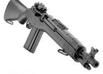 पुणे : निजी साहूकार के घर से राइफल, कारतूस सहित नोट गिनने की मशीन जब्त