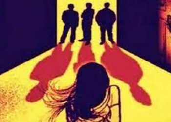 ब्लैकमेल कर 14 साल की नाबालिग से सामूहित बलात्कार