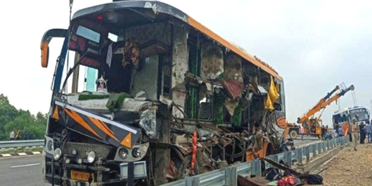 बाराबंकी में दो बसों की भिडंत, आठ मरे बीस से अधिक घायल