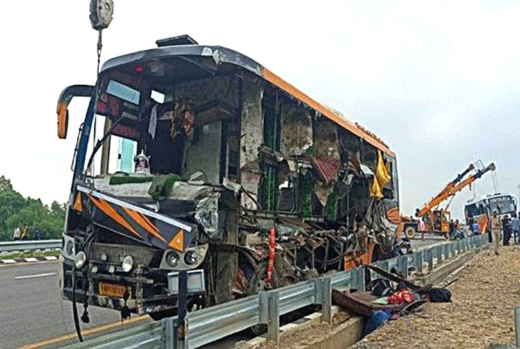 बाराबंकी में दो बसों की भिडंत, आठ मरे बीस से अधिक घायल