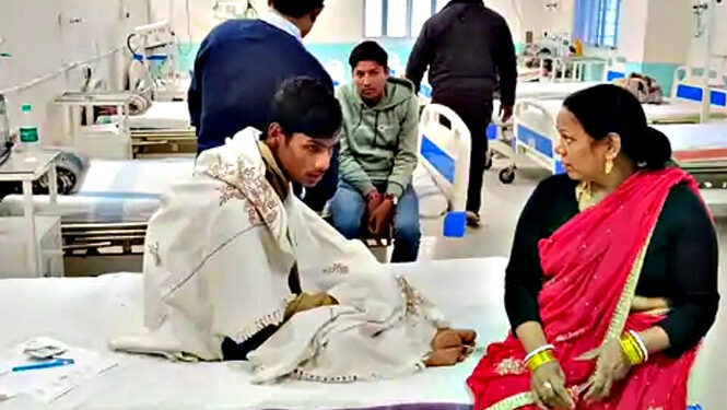 छात्राओं के बीच परीक्षा देने पहुचा अकेला छात्र हुआ बेहोश