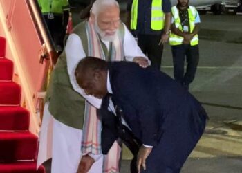 मोदी जी के पैर छुना… – प्रशांत पोळ