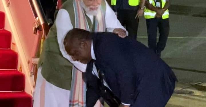 मोदी जी के पैर छुना… – प्रशांत पोळ