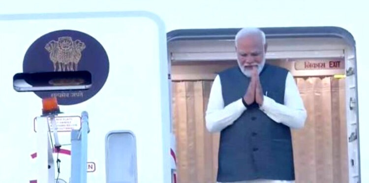 स्वदेश लौटने पर प्रधानमंत्री मोदी का भव्य स्वागत