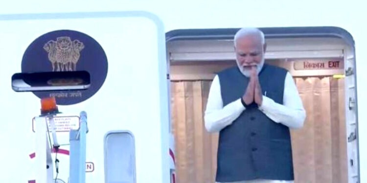 स्वदेश लौटने पर प्रधानमंत्री मोदी का भव्य स्वागत
