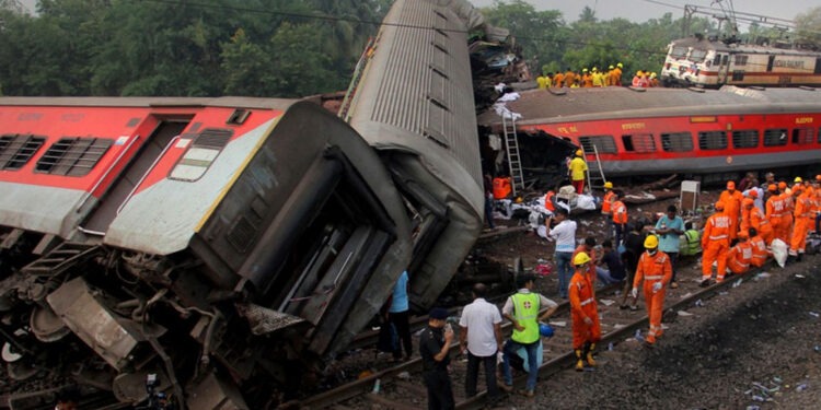 ओडिसा में बालेश्वर रेल दुर्घटना में राहत कार्य जारी